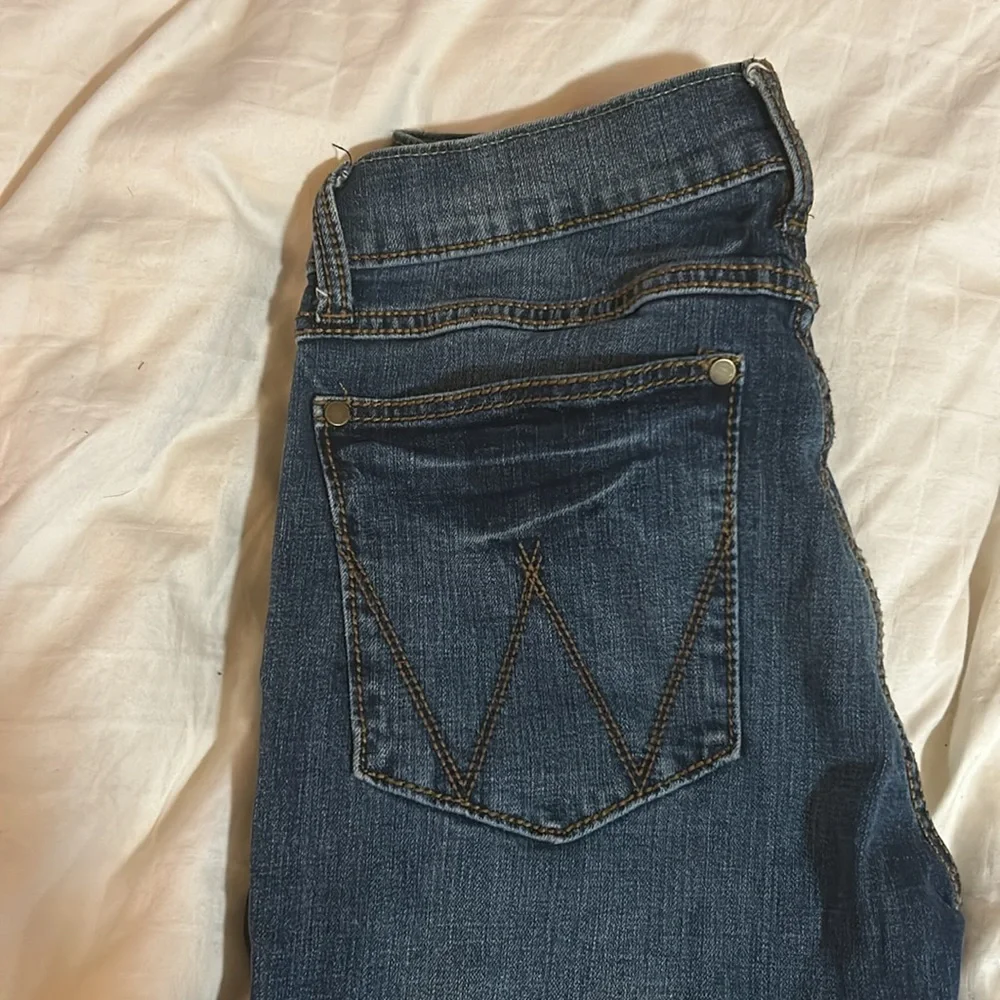 Used - Picture 2 of 4